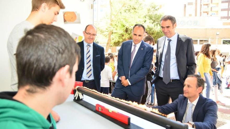 El consejero Javier Celdrán, abajo a la derecha, y el rector Alejandro Díaz (2i) ayer en la UPCT.