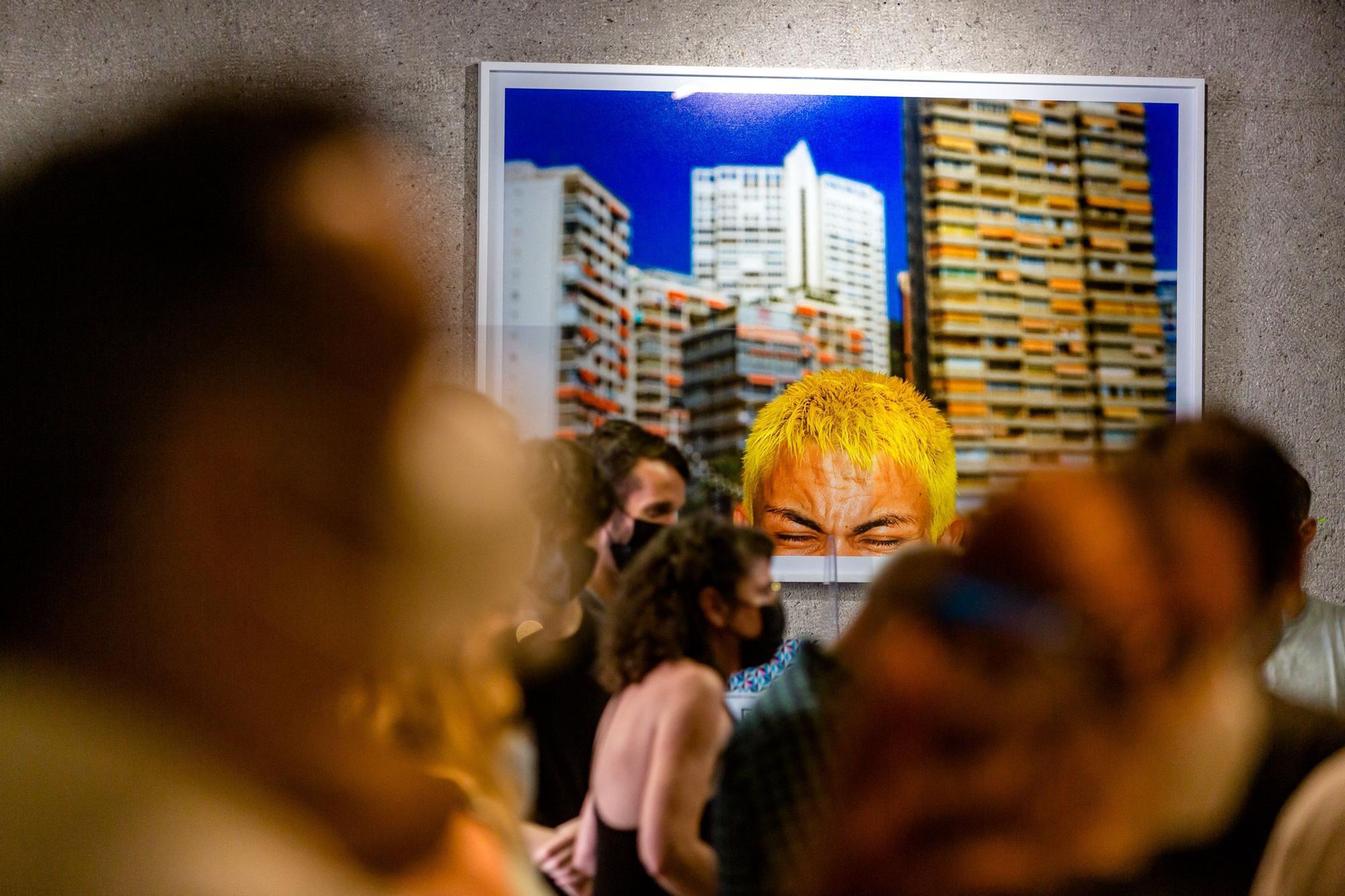 16/7/2021. Cristina de Middel, María Moldes y el británico Martin Parr exponen fotografías sobre su visión de los visitantes de Benidorm con la exposición «Turistas accidentales» en el museo Boca del Calvari.