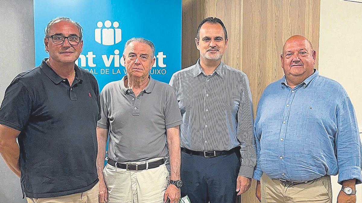 El presidente de la Comunitat de Regantes y el de Caixa Sant Vicent, tras la firma del aval para iniciar la obra.