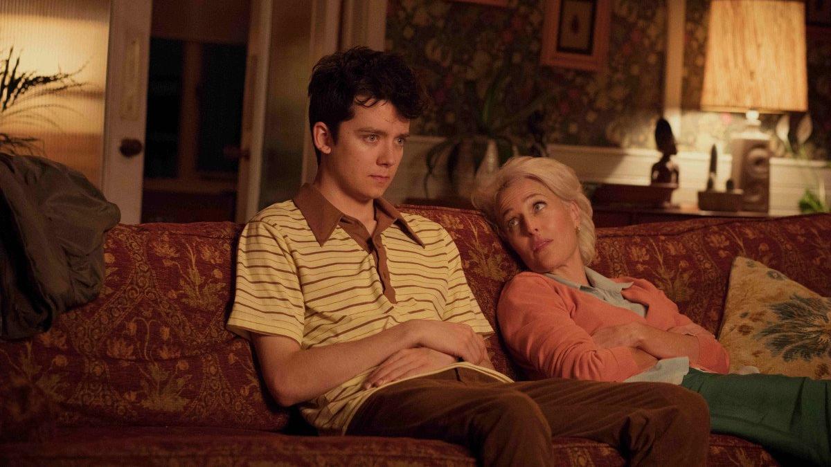 Asa Butterfield y Gillian Anderson, en 'Sex education'