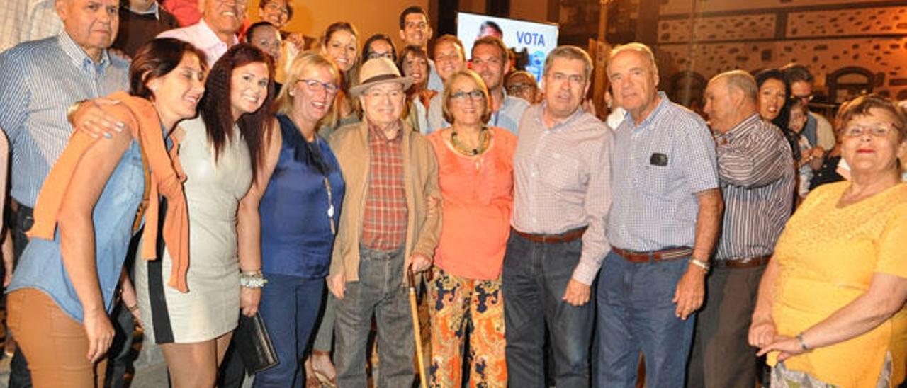 El alcalde de San Bartolomé de Tirajana y candidato a la reelección, Marco Aurelio Pérez, junto a miembros de su equipo de gobierno y del fundador de Agrupación de Vecinos, Francisco Araña del Toro, en un acto en Tunte.