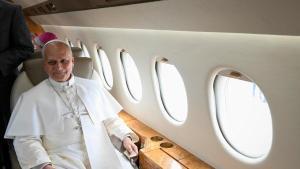 El papa León XIV en el interior del Falcon que lo traslada a Roma.