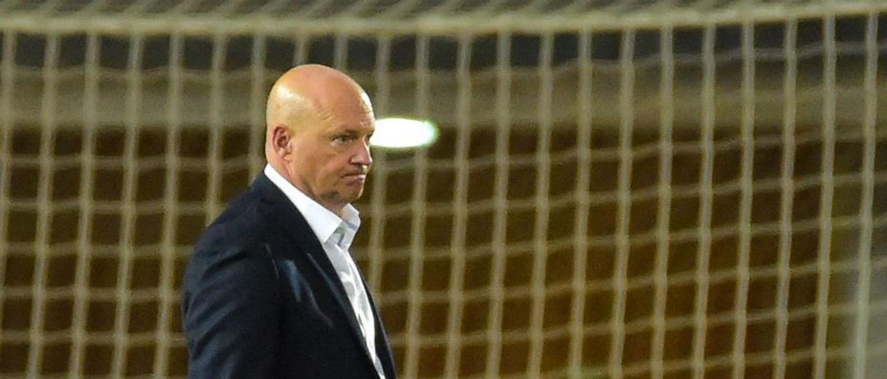 Pepe Mel, pensativo tras la derrota ante el Zaragoza hace dos semanas. | | ANDRÉS CRUZ