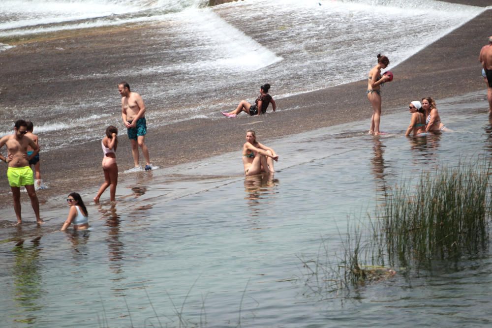 Los bañistas acuden al Assut d'Antella aunque el baño está prohibido