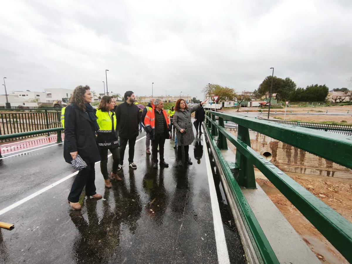 Representantes de la Generalitat y del municipio durante la visita al nuevo puente de la Loma, ya abierto. obras de reconstrucción por la dana.