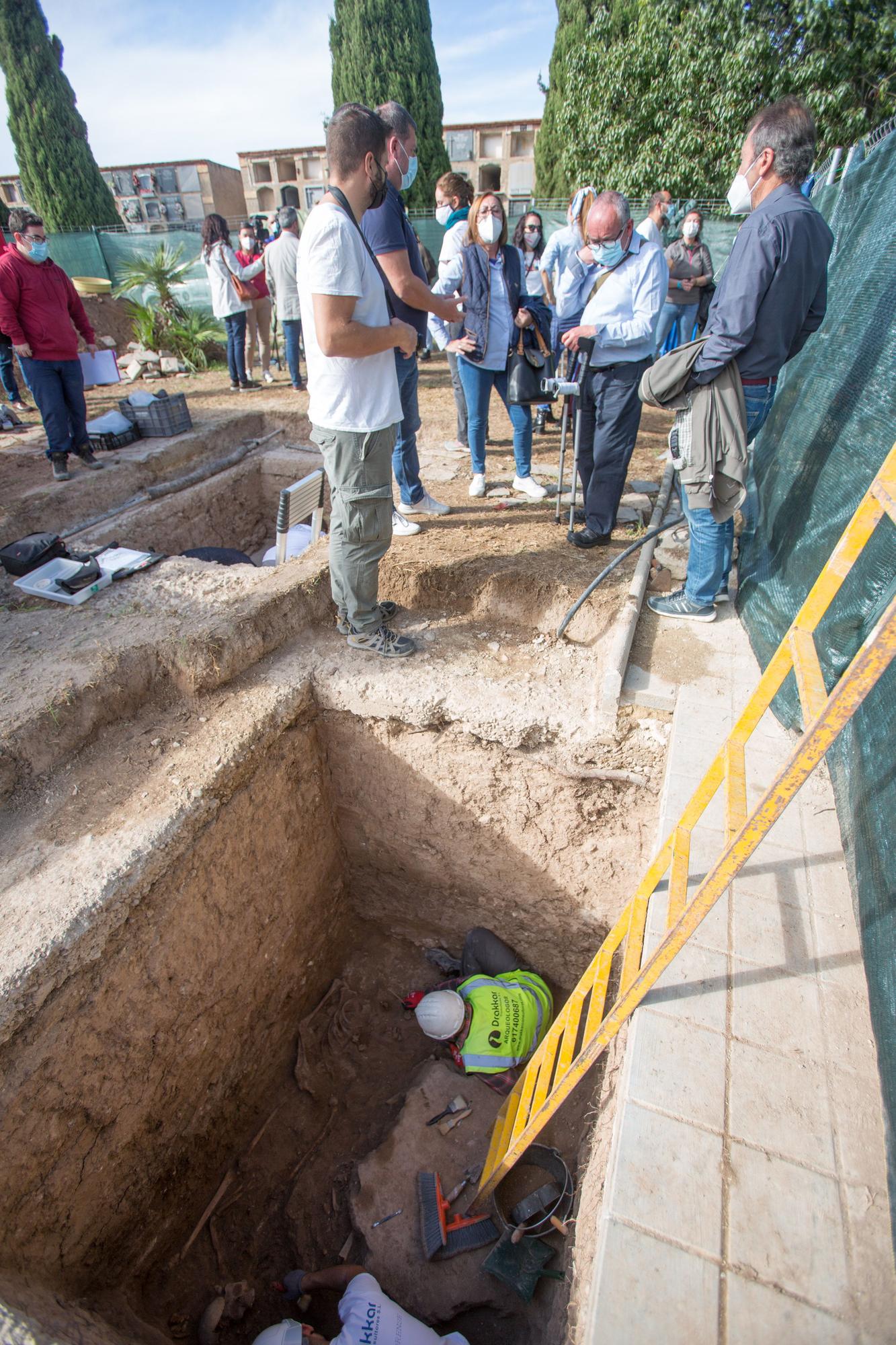 Exhumación en el cementerio de Alicante de los cuerpos represaliados durante la Guerra Civil