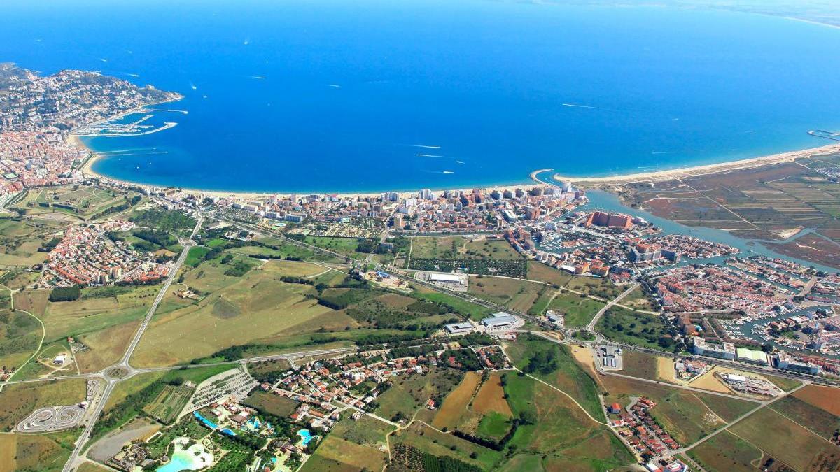 Una vista panoràmica de Roses a l&#039;entorn de la badia.