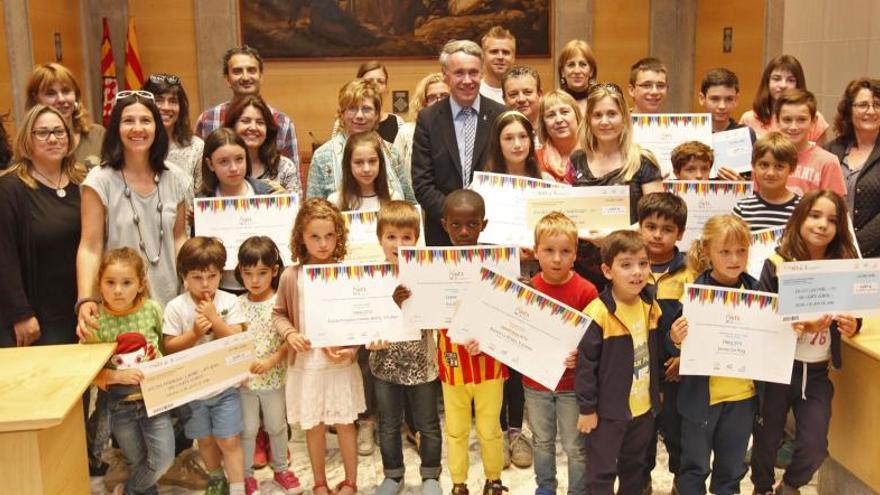 Alumnes que han recollit aquest dijous els guardons del concurs de dibuix, al saló de plens de la Diputació de Girona.