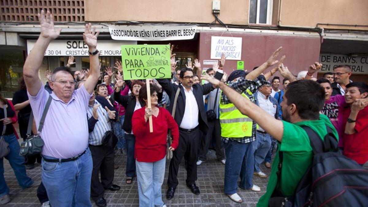 Ana y Luis, entre los que protestan por el desahucio de su casa.