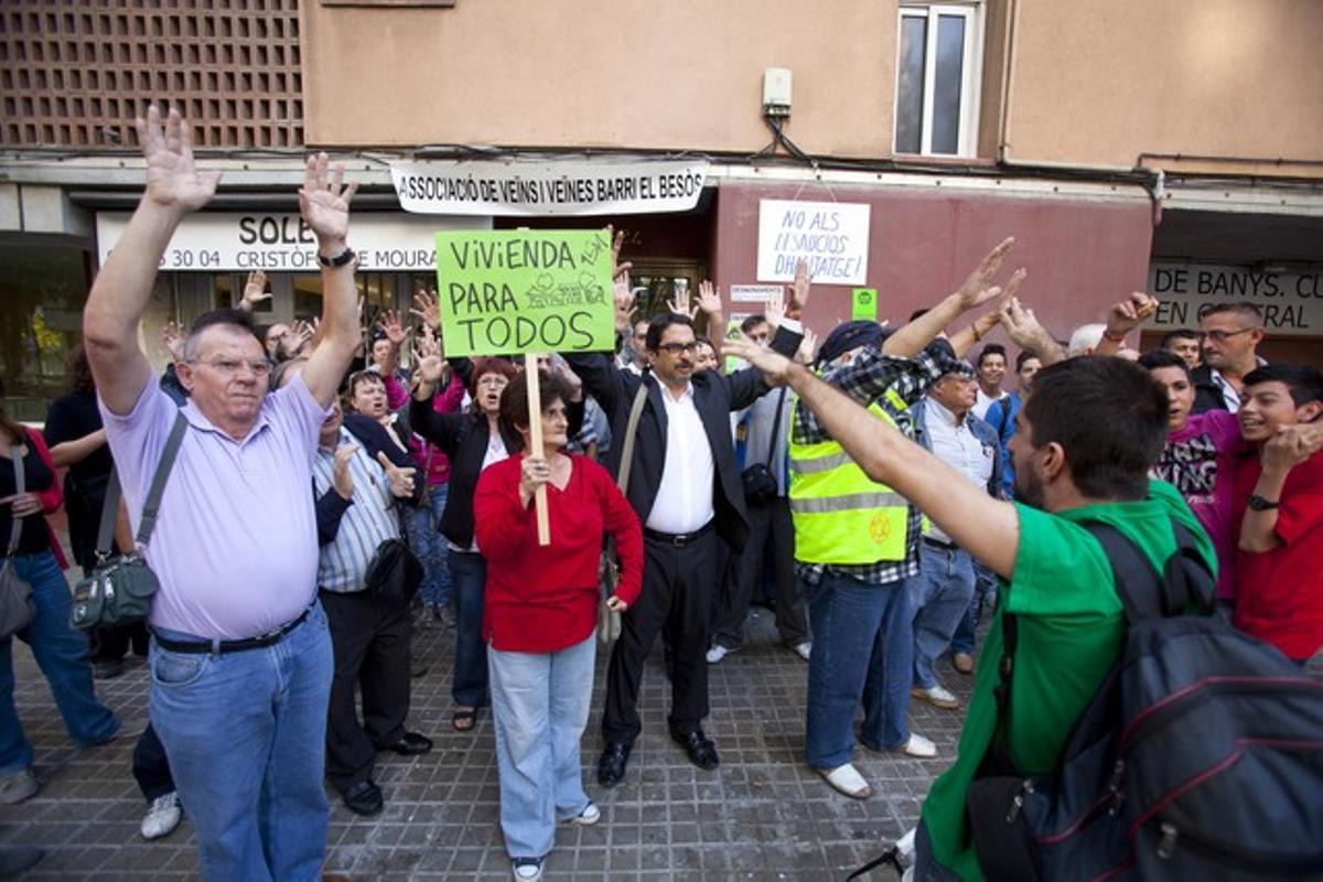 Ana y Luis, entre los que protestan por el desahucio de su casa. Ana y Luis, entre los que protestan por el desahucio de su casa.