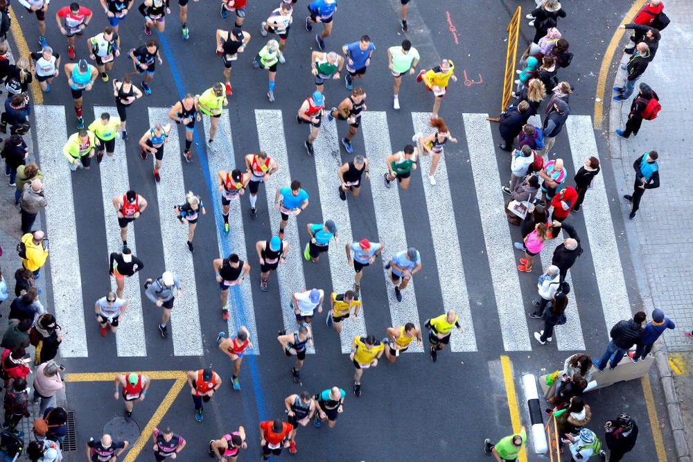 Imágenes de la salida del Maratón Valencia 2018