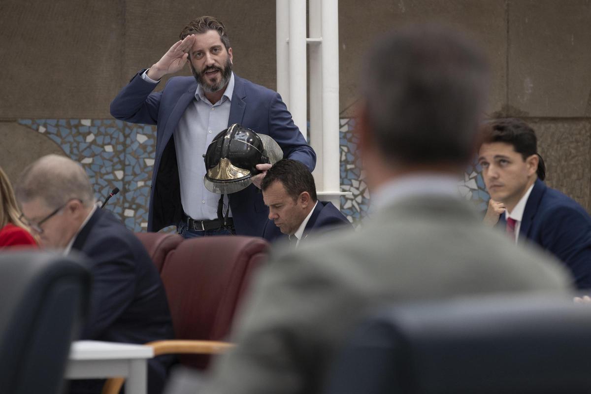 Víctor Egío, de Podemos, durante su turno de intervención para su pregunta a Marcos Ortuño.