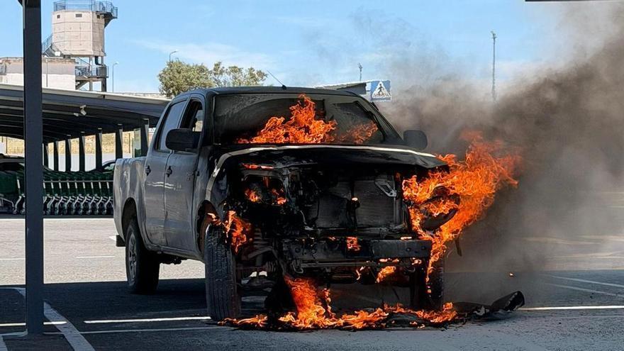 Un coche 'pick up' sale ardiendo en el párking del Mercadona de Malpartida de Cáceres