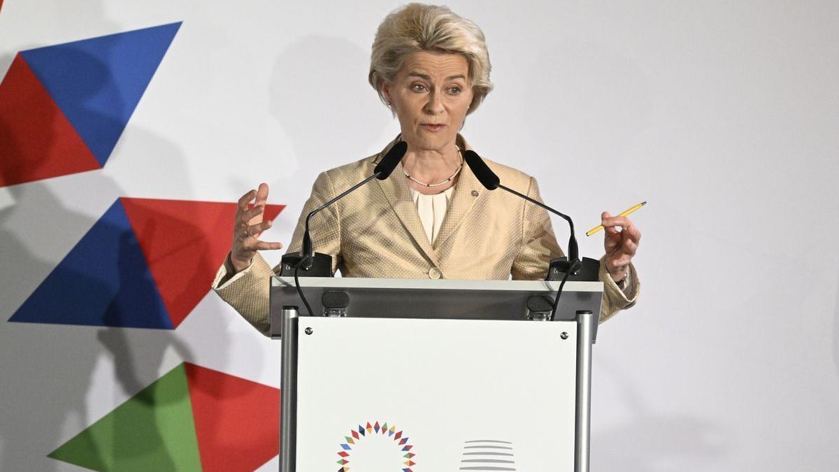 Von der Leyen comparece en Praga, en la cumbre de la UE.