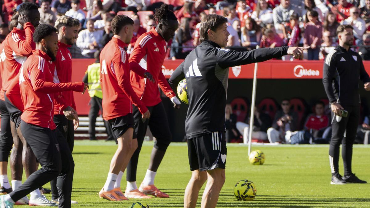 Matías Almeyda, durante un entrenamiento del Sevilla FC.