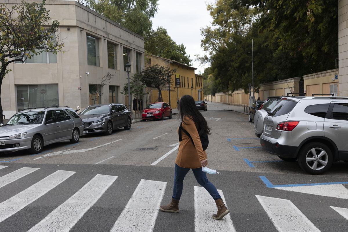 Una joven cruza por el cruce de Quart con Beato Gaspar Bono