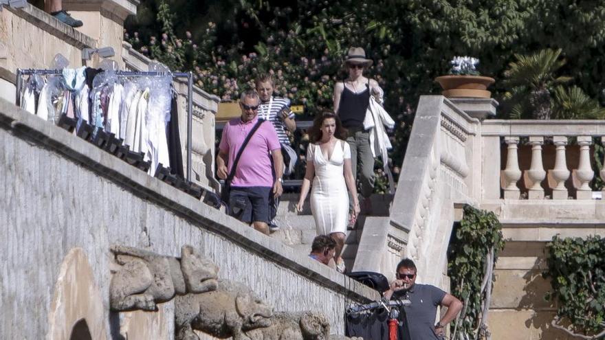 Anne Hathaway, rodando en el Hotel Maricel &#039;The Hustle&#039;.