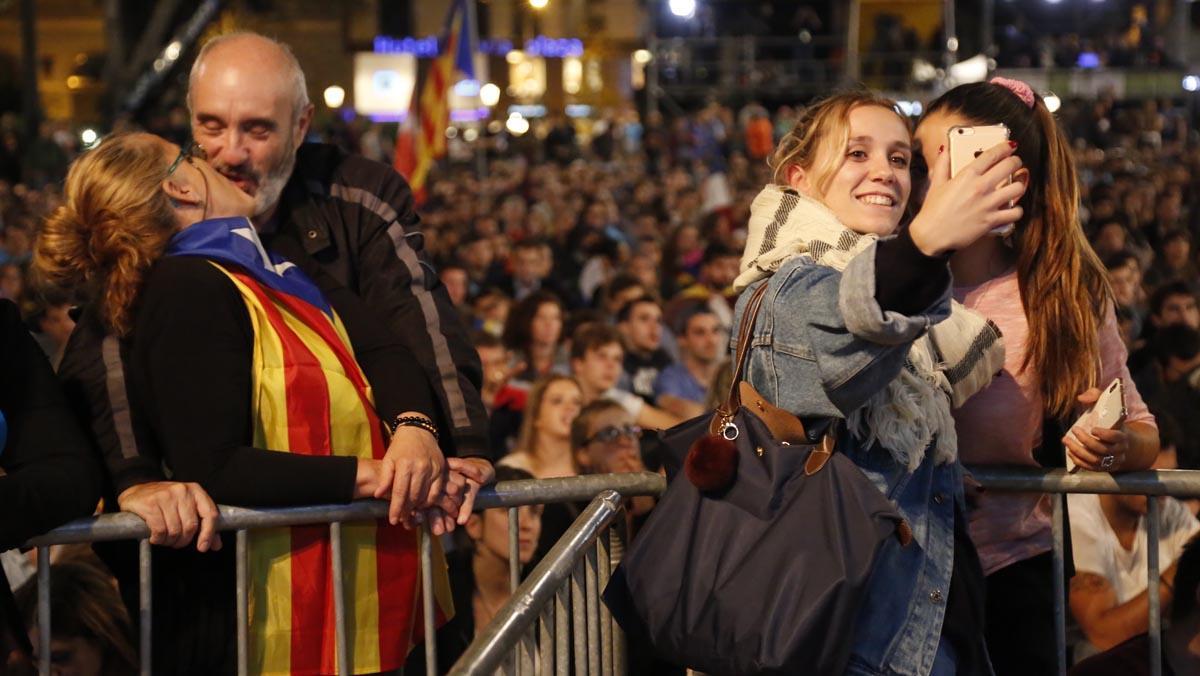 Els Segadors a la plaça de Catalunya al final del dia del referèndum d’autodeterminació.