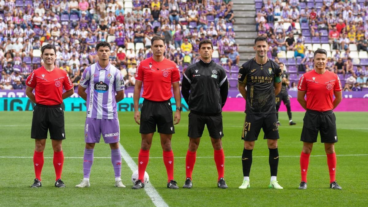 Carlos Albarrán posa en la foto protocolaria previa al Valladolid-Córdoba CF.