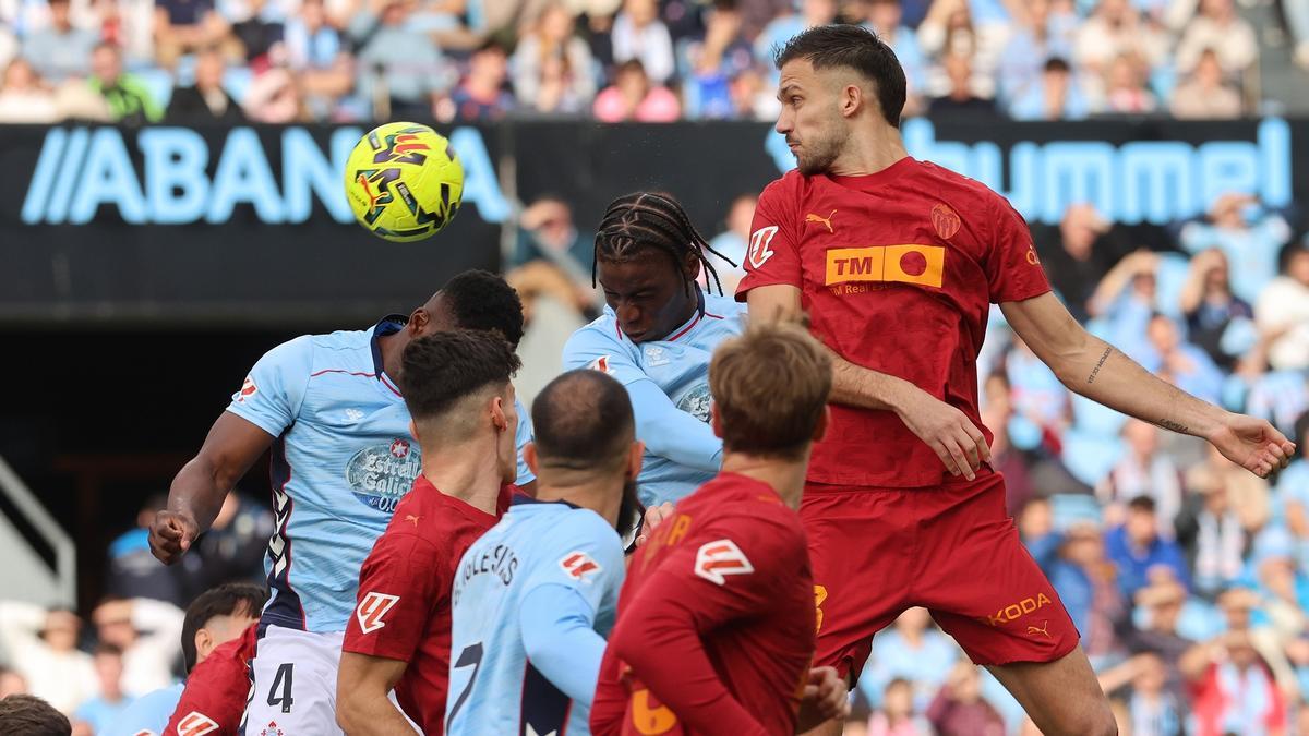 Jugadores del Valencia CF pugnan por un balón en el partido contra el Celta.