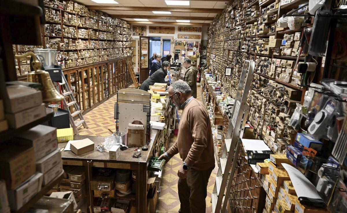 El histórico local de la calle Real con su colección «casi infinita» de manillas, bisagras y otros útiles. | RAFA VÁZQUEZ