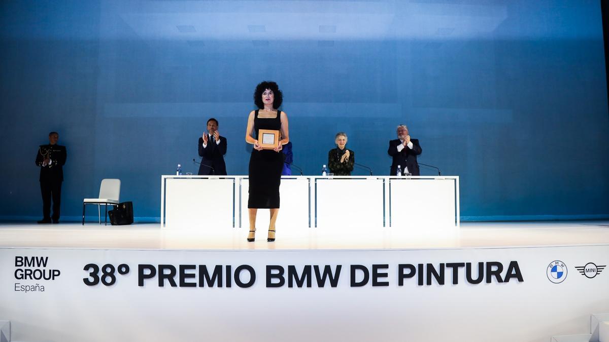 Ganadora Sonia Navarro con el Premio BMW de Pintura