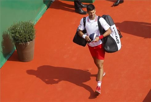 Djokovic sale de la central de Montecarlo, tras perder.