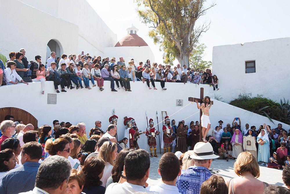 Centenares de personas asisten en el Puig de Missa a la recreación de la muerte de Jesucristo.