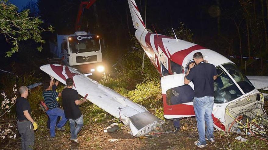 Despiezan la aeronave y la trasladan a un hangar para averiguar por qué falló el motor