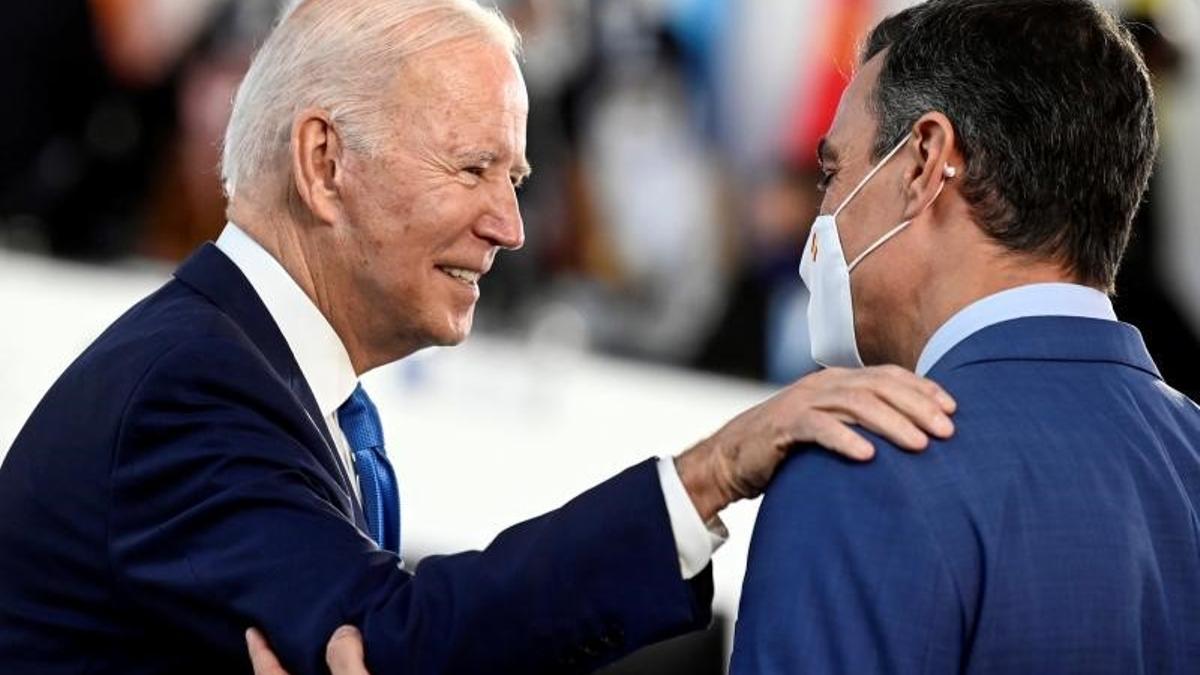 El presidente del Gobierno, Pedro Sánchez, conversa con el presidente de Estados Unidos, Joe Biden, durante la última cumbre del G20, en Roma, Italia, el pasado 30 de octubre de 2021.