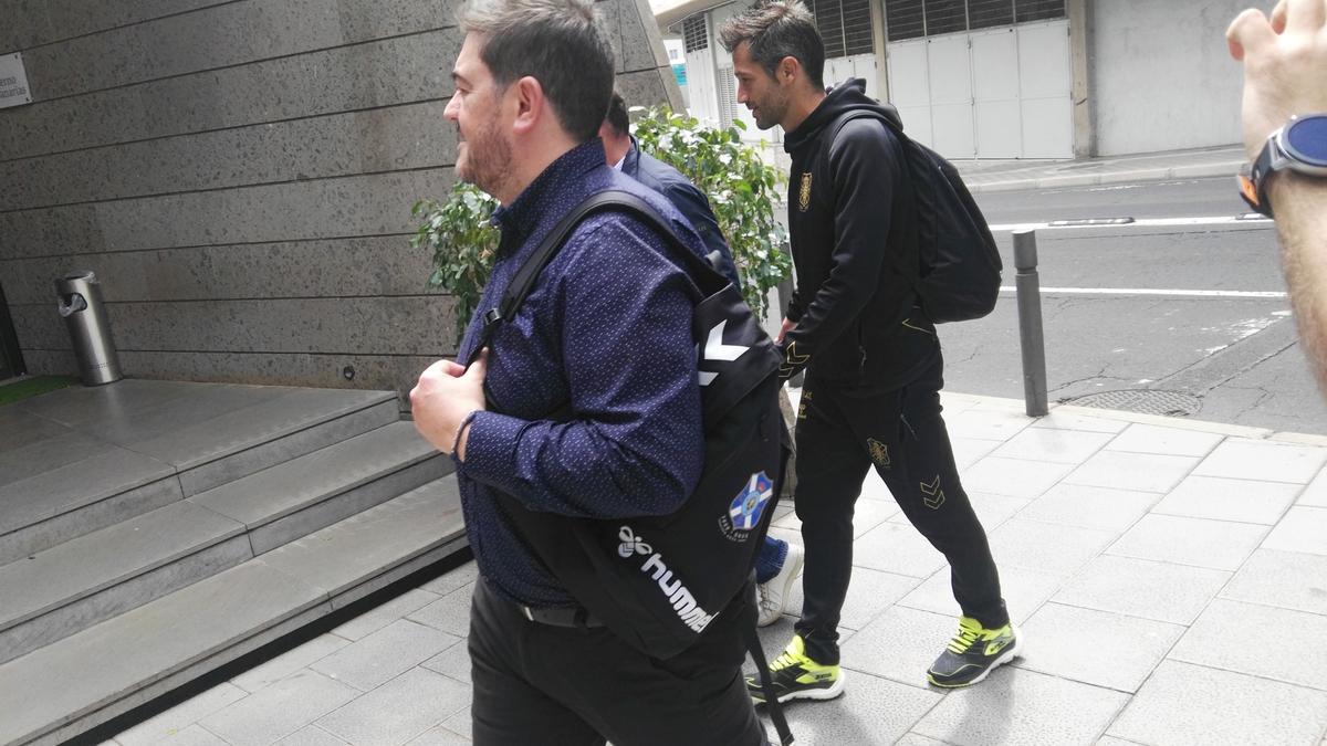 Juan Guerrero y Aitor Sanz, entrando en el hotel.