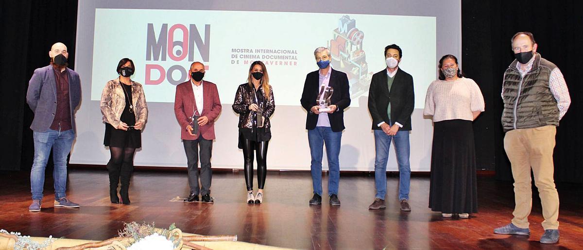 Autoridades en la entrega de premios del Mon·Doc de 2020, el pasado sábado en el auditorio Luis Peiró de Montaverner. | AJUNTAMENT DE MONTAVERNER