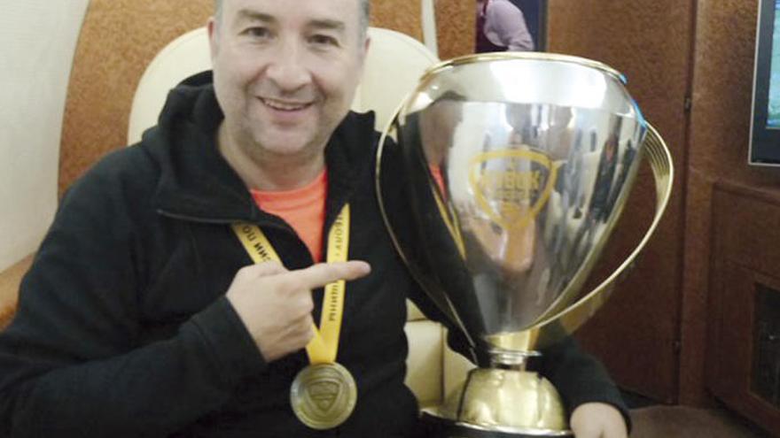 Méndez, con el trofeo de la copa rusa. // @miguelmmendez