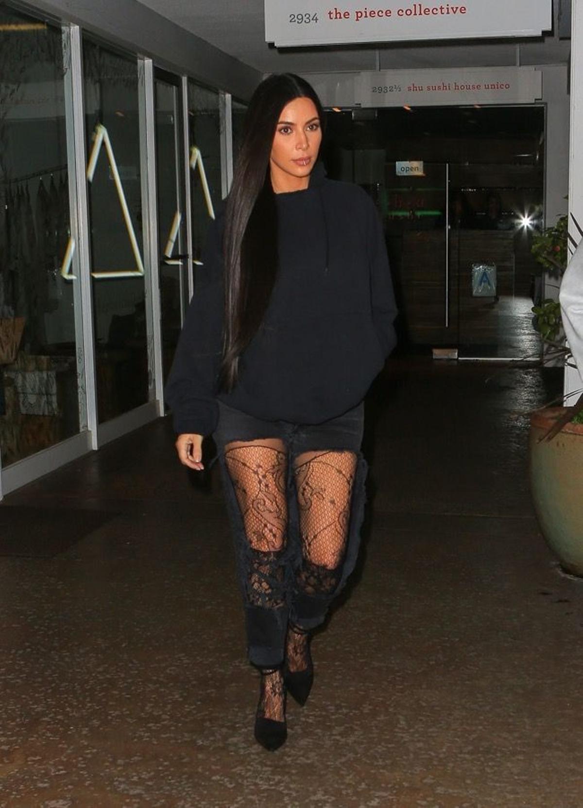 Kim Kardashian y su look con medias