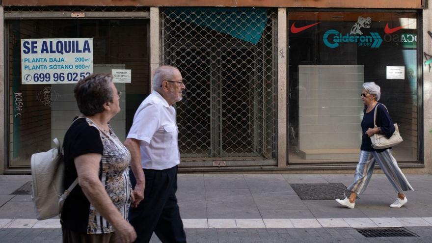 Viandantes pasean frente a un negocio cerrado en la ciudad de Zamora.