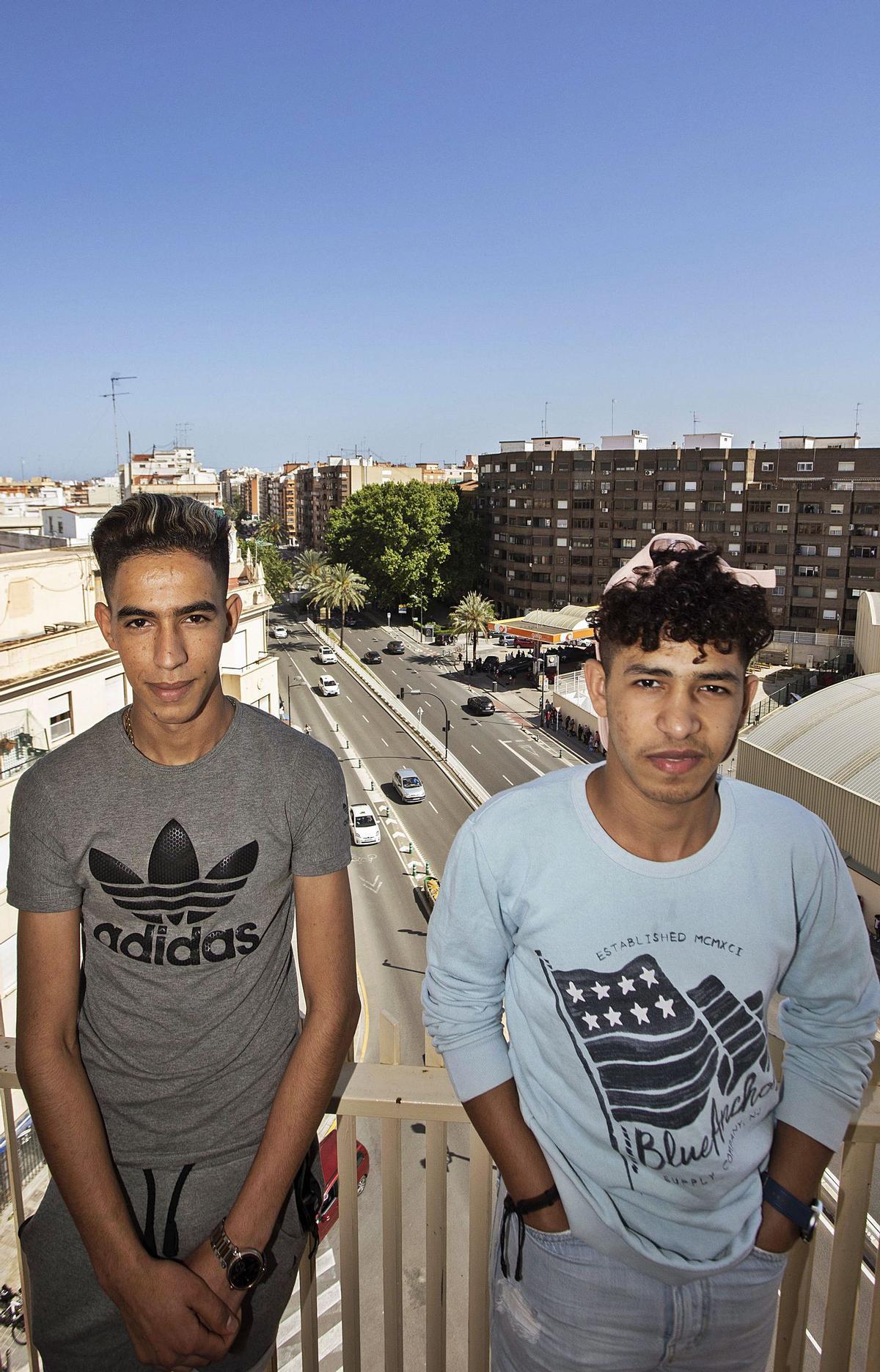 Oussama y Younsse, de 19 y 18 años, piden que se eliminen los estigman que les persiguen y agradecen los recursos del sistema. Germán Caballero