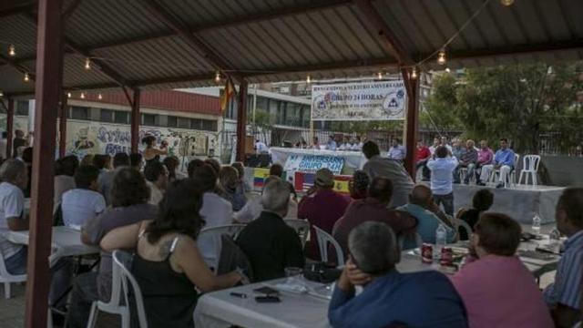 Familiares y afectados acudieron la reunión de la junta pública.