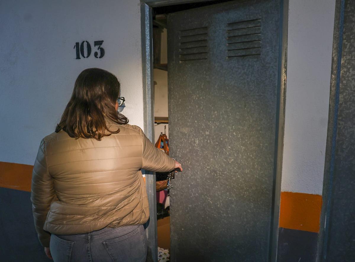 Una mujer entra a su trastero en València, en una imagen captada ayer.