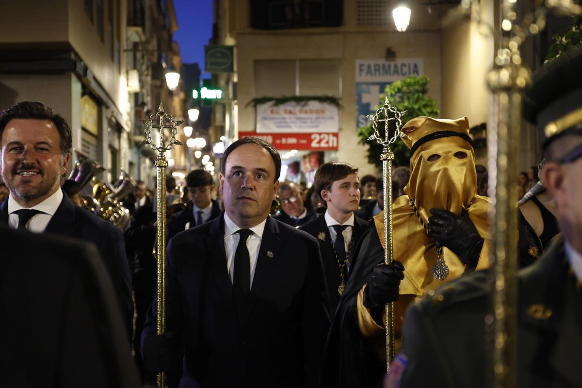 El president, en la procesión de Elx, entre el alcalde y un nazareno.