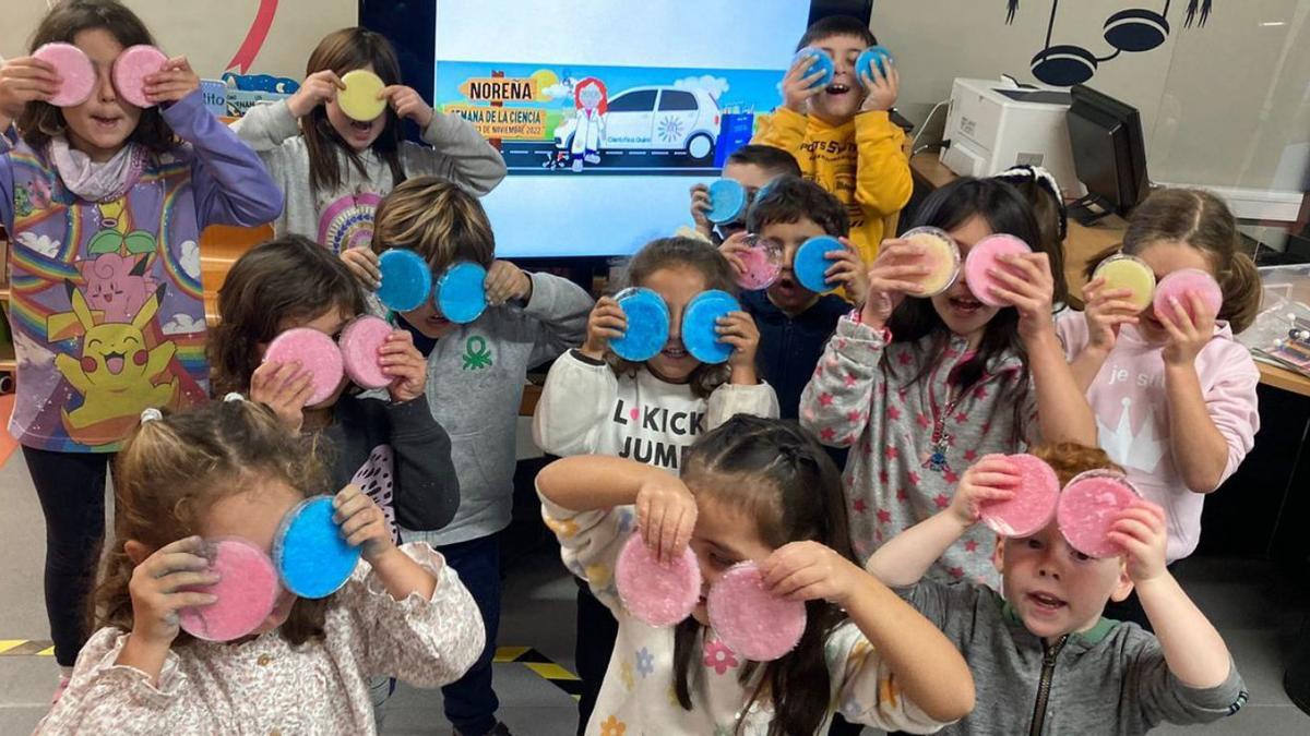 Un grupo de niños, con la «nieve de colores» antes de deshacerla en copos. | A. N.