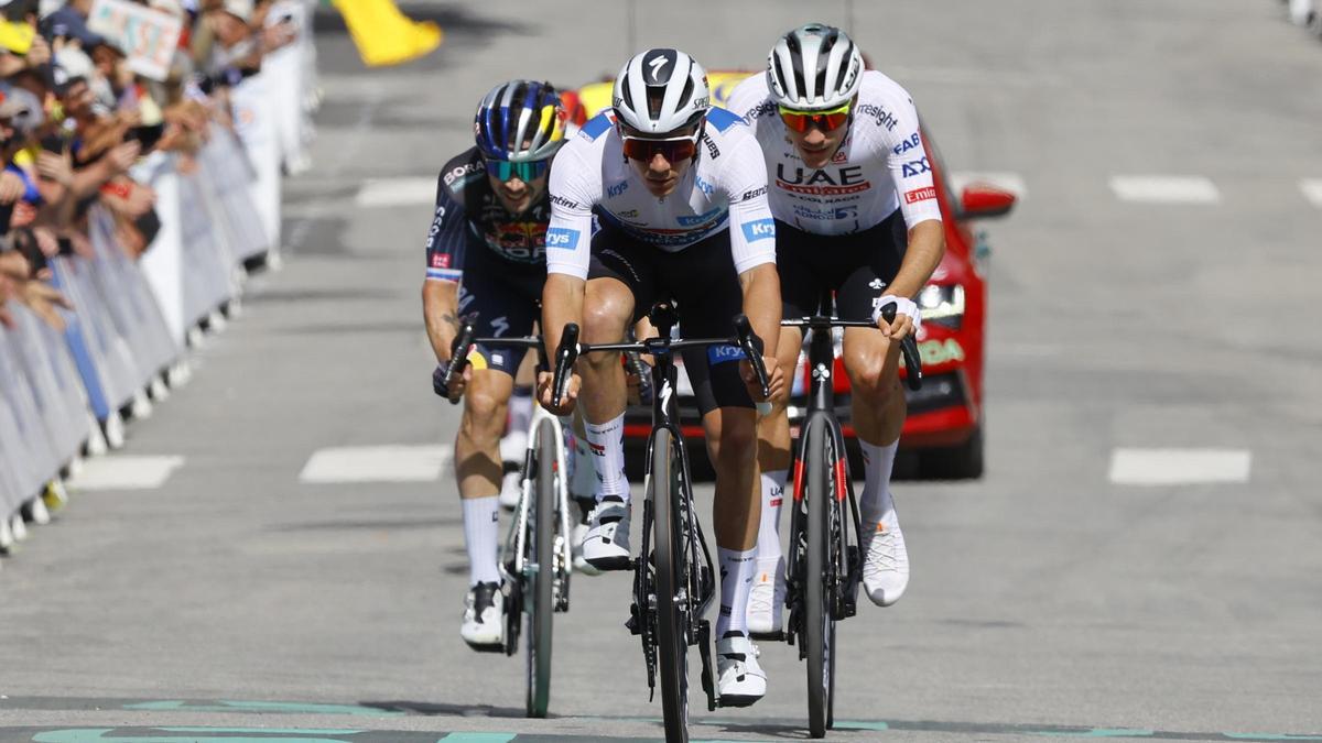El ciclista alicantino, Juan Ayuso, entra a meta.