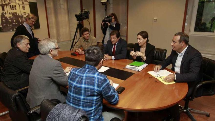 Los representantes del PSOE e IU, durante la reunión que tuvo lugar en la Junta General.