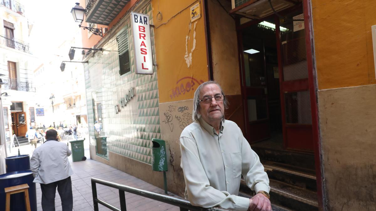 El cartel del Bar Brasil, en la calle Jordán de Urriés, lleva 40 años en su mismo lugar.