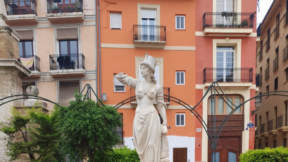 Estatua mutilada en el Jardín de Parcent.