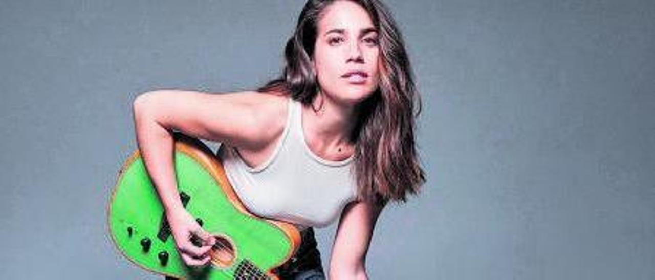 Julia Medina, armada con su guitarra, instrumento que le acompaña en sus conciertos.