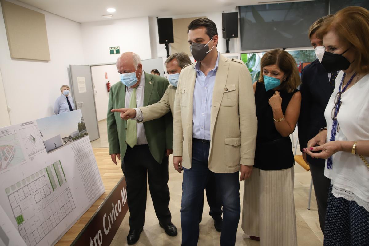 Imagen de archivo del entonces consejero de Salud, Jesús Aguirre, junto a otras autoridades municipales y andaluzas, junto a los planos del nuevo centro de salud de Alcolea.