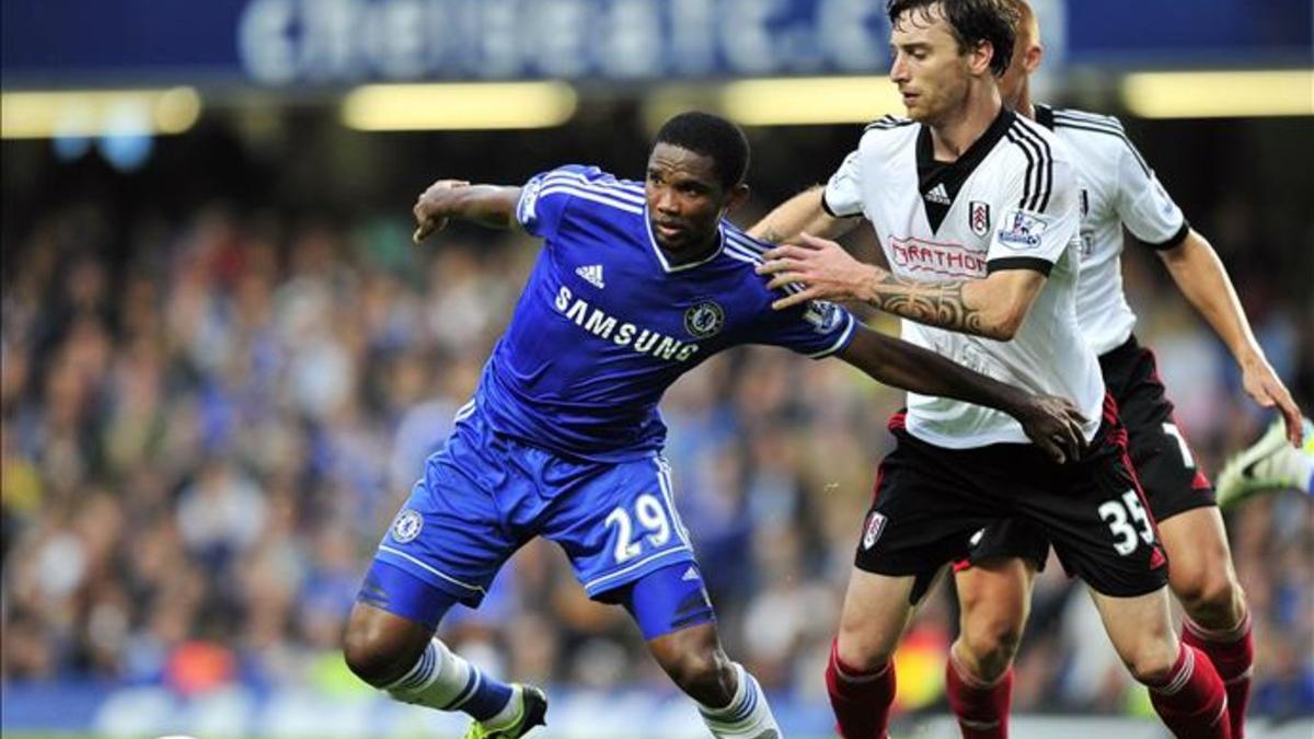 Amorebieta, luchando con Etoo en un partido de la Premier League