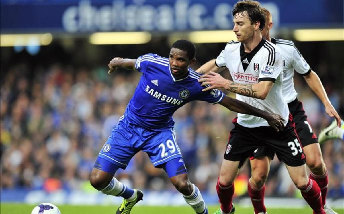 Amorebieta, luchando con Etoo en un partido de la Premier League