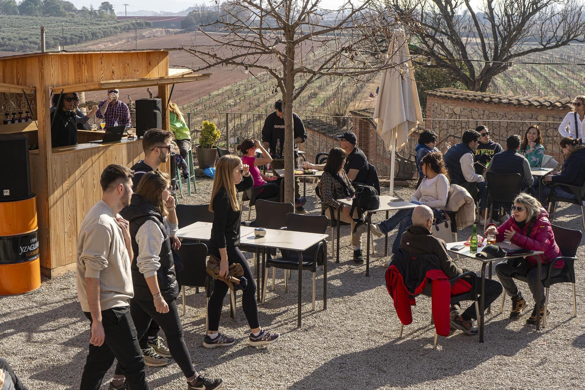 Terrasses plenes al Bages al gener, i en màniga curta