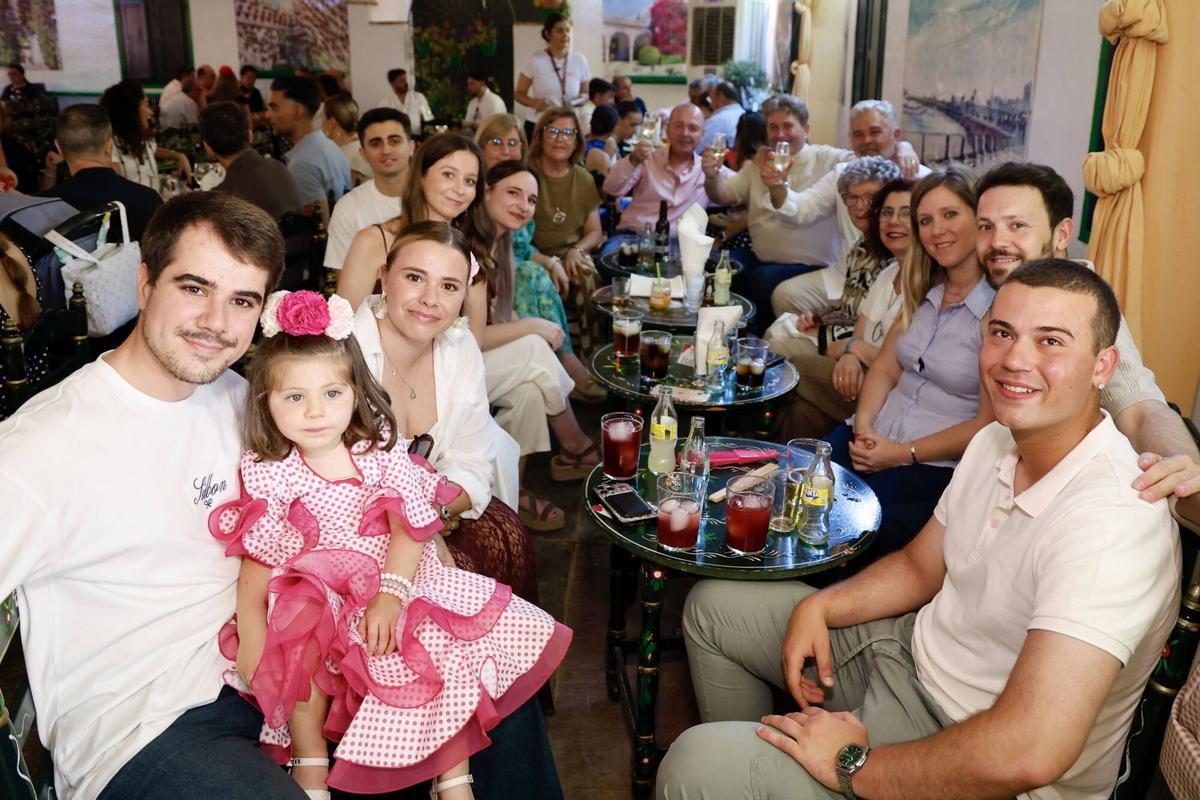 Grupos de amigos y familiares en el sábado de feria, en imágenes